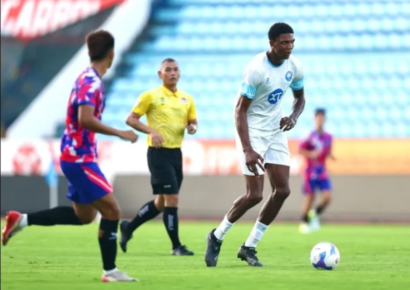 Kyle Hudlin là tiền đạo cao 2,06 m, từng gây chú ý khi thi đấu tại V.League trong màu áo Thép Xanh Nam Định.