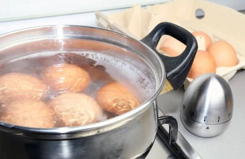 Muốn luộc trứng dễ bóc vỏ mà không bị nứt, cần tránh thay đổi nhiệt độ quá đột ngột, nước sôi dữ và va đập mạnh giữa các quả trứng.